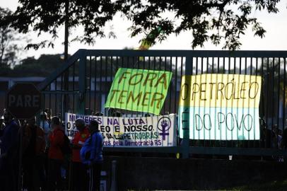  CANOAS, RS, BRASIL, 30-05-2018. Petroleiros: categoria iniciam greve em refinarias nesta quarta. Na Refap, em Canoas, polícia atua contra manifestantes.. (RONALDO BERNARDI/AGÊNCIA RBS)