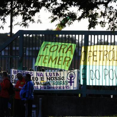  CANOAS, RS, BRASIL, 30-05-2018. Petroleiros: categoria iniciam greve em refinarias nesta quarta. Na Refap, em Canoas, polícia atua contra manifestantes.. (RONALDO BERNARDI/AGÊNCIA RBS)