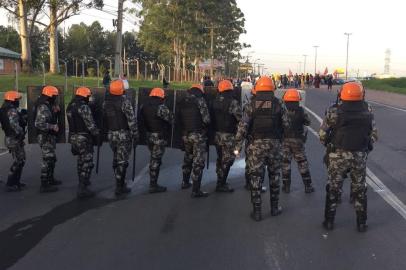  BM avança contra manifestantes na Refap; BR-116 é bloqueada em Canoas