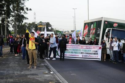  CANOAS, RS, BRASIL, 30-05-2018. Petroleiros: categoria iniciam greve em refinarias nesta quarta. Na Refap, em Canoas, polícia atua contra manifestantes.. (RONALDO BERNARDI/AGÊNCIA RBS)