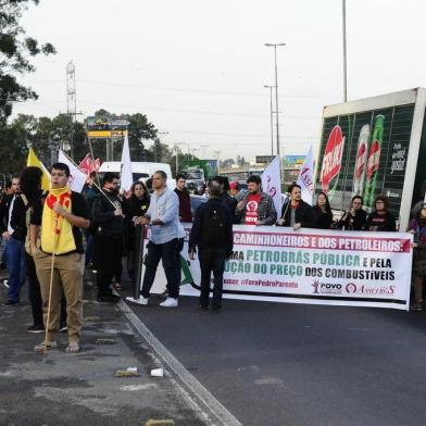  CANOAS, RS, BRASIL, 30-05-2018. Petroleiros: categoria iniciam greve em refinarias nesta quarta. Na Refap, em Canoas, polícia atua contra manifestantes.. (RONALDO BERNARDI/AGÊNCIA RBS)