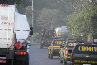  CANOAS, RS, BRASIL, 30-05-2018. Petroleiros: categoria iniciam greve em refinarias nesta quarta. Na Refap, em Canoas, polícia atua contra manifestantes.. (RONALDO BERNARDI/AGÊNCIA RBS)