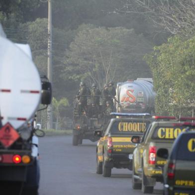  CANOAS, RS, BRASIL, 30-05-2018. Petroleiros: categoria iniciam greve em refinarias nesta quarta. Na Refap, em Canoas, polícia atua contra manifestantes.. (RONALDO BERNARDI/AGÊNCIA RBS)