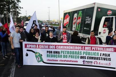  CANOAS, RS, BRASIL, 30-05-2018. Petroleiros: categoria iniciam greve em refinarias nesta quarta. Na Refap, em Canoas, polícia atua contra manifestantes.. (RONALDO BERNARDI/AGÊNCIA RBS)