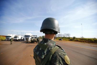 ENTRE IJUÍS, RS, BRASIL, 30-05-2018. Camboio de militares escolta caminhões de carga para seus destinos, na BR-285. (FÉLIX ZUCCO/AGÊNCIA RBS)