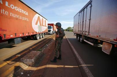 ENTRE IJUÍS, RS, BRASIL, 30-05-2018. Camboio de militares escolta caminhões de carga para seus destinos, na BR-285. (FÉLIX ZUCCO/AGÊNCIA RBS)