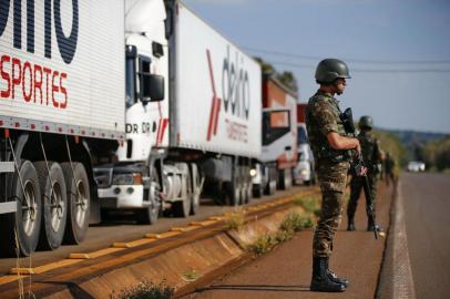 ENTRE IJUÍS, RS, BRASIL, 30-05-2018. Camboio de militares escolta caminhões de carga para seus destinos, na BR-285. (FÉLIX ZUCCO/AGÊNCIA RBS)