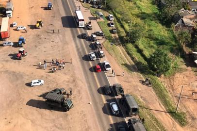  GUAÍBA, RS, BRASIL, 30/05/2018. A tarde desta quarta-feira (30) é marcada pelo encerramento das manifestações de caminhoneiros e outros movimentos em diversos pontos do Rio Grande do Sul. Exército, Policia Rodoviária Federal e Brigada Militar estão realizando escoltas em caminhões e fazendo a ocupação de pontos onde há protestos em rodovias estaduais e federais, na chamada Operação Corredores Seguros. Foto: Divulgação/PRF