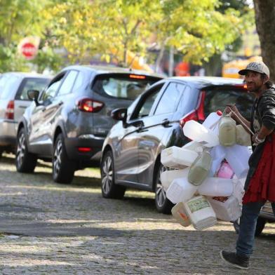 PORTO ALEGRE, RS, BRASIL, 30-05-2018. Motoristas fazem filas de veículos para abastecimento em postos de gasolina. Ambulante vende bombonas por cinco reais aos motoristas no bairro Santana. (FERNANDO GOMES/AGÊNCIA RBS)