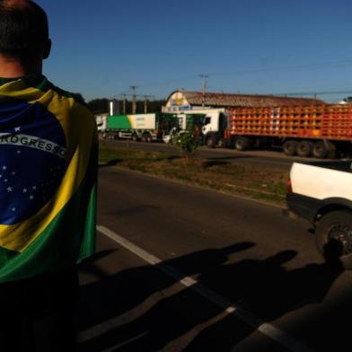 CAXIAS DO SUL, RS, BRASIL, 24/05/2018 Protesto dos caminhoneiros contra o aumento do diesel (Lucas Amorelli/Agência RBS)