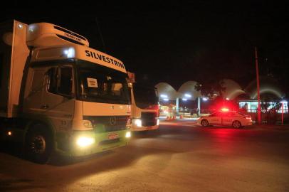  PORTO ALEGRE, RS, BRASIL - 30/05/2018 - Seis ônibus escoltados chegam a Ceasa. (Isadora Neumann/Agência RBS)