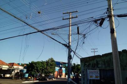 Cabos soltos em Canoas são alvo de reclamações de moradores da Rua Nelson Paim Terra, no bairro Rio Branco