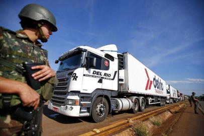 ENTRE IJUÍS, RS, BRASIL, 30-05-2018. Camboio de militares escolta caminhões de carga para seus destinos, na BR-285. (FÉLIX ZUCCO/AGÊNCIA RBS)