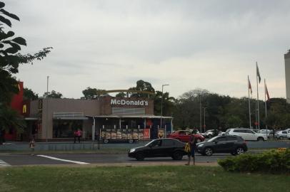 Reabre loja do McDonalds da Silva Só, depois de seis dias fechada por causa da greve dos caminhoneiros