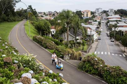  CARLOS BARBOSA, RS, BRASIL, 24-04-2018: Andreia Villa, 40 anos, passeia com o filho Lorenzo, 3, por via para pedestres e ciclistas em Carlos Barbosa, na Serra Gaúcha. O município lidera ranking de desenvolvimento no Rio Grande do Sul, conforme o Índice de Desenvolvimento Socioeconômico (Idese), referente ao ano de 2015, divulgado pela Fundação de Economia e Estatística (FEE). O Idese avalia a situação socioeconômica dos municípios gaúchos quanto à educação, à renda e à saúde, considerando aspectos quantitativos e qualitativos do processo de desenvolvimento. (Foto: Mateus Bruxel / Agência RBS)