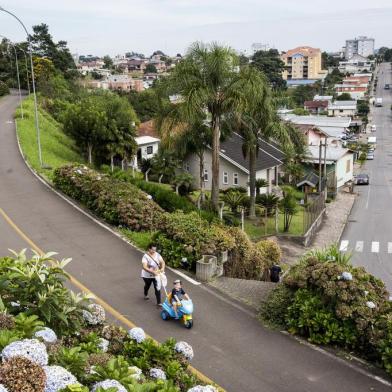  CARLOS BARBOSA, RS, BRASIL, 24-04-2018: Andreia Villa, 40 anos, passeia com o filho Lorenzo, 3, por via para pedestres e ciclistas em Carlos Barbosa, na Serra Gaúcha. O município lidera ranking de desenvolvimento no Rio Grande do Sul, conforme o Índice de Desenvolvimento Socioeconômico (Idese), referente ao ano de 2015, divulgado pela Fundação de Economia e Estatística (FEE). O Idese avalia a situação socioeconômica dos municípios gaúchos quanto à educação, à renda e à saúde, considerando aspectos quantitativos e qualitativos do processo de desenvolvimento. (Foto: Mateus Bruxel / Agência RBS)