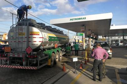  greve caminhoneiros. Postos começam a receber gasolina para o público. Posto Angeloni de Capoeiras. Gov. Ivo Silveira