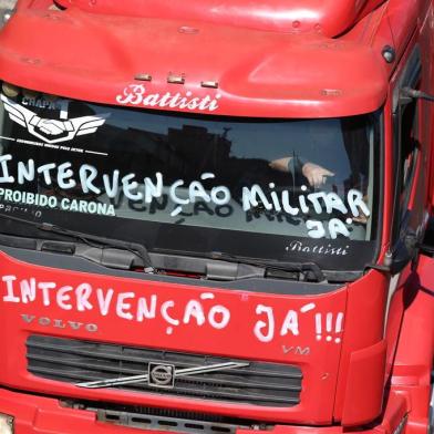  CANOAS, RS, BRASIL, 25-05-2018. Caminhoneiros fazem bloqueio na BR-116, próximo a Refinaria REFAP (FERNANDO GOMES/AGÊNCIA RBS)