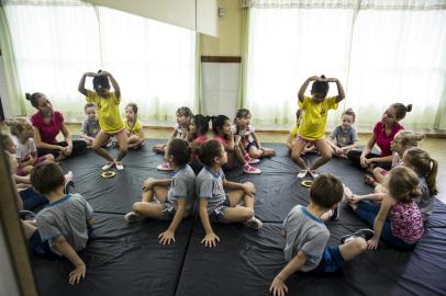 PICADA CAFÉ, RS, BRASIL, 23-04-2018: Crianças tem aula de balé na Escola Municipal de Educação Infantil Quatro Estações. O município de Picada Café tem a melhor educação do Rio Grande do Sul, conforme o Índice de Desenvolvimento Socioeconômico (Idese), referente ao ano de 2015, divulgado pela Fundação de Economia e Estatística (FEE). O Idese avalia a situação socioeconômica dos municípios gaúchos quanto à educação, à renda e à saúde, considerando aspectos quantitativos e qualitativos do processo de desenvolvimento. O índice é composto de algumas variáveis como a taxa de matrícula na educação infantil e no ensino médio, as notas dos alunos do ensino fundamental na Prova Brasil e o percentual da população com ensino fundamental completo. (Foto: Mateus Bruxel / Agência RBS)