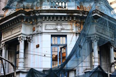  PORTO ALEGRE, RS, BRASIL, 21-05-2018. Prefeitura interditou parte das vias onde está a casa azul, que é patrimônio e periga cair. Esquina Marechal Floriano com Riachuelo. (LAURO ALVES/AGÊNCIA RBS)