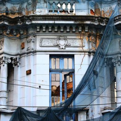  PORTO ALEGRE, RS, BRASIL, 21-05-2018. Prefeitura interditou parte das vias onde está a casa azul, que é patrimônio e periga cair. Esquina Marechal Floriano com Riachuelo. (LAURO ALVES/AGÊNCIA RBS)