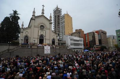  CAXIAS DO SUL, RS, BRASIL 31/05/2018Missa e procissão de Corpus Christi em frente a Catedral de Caxias do Sul. Centenas de pessoas se reuniram em torno da Praça Dante Alighieri. (Felipe Nyland/Agência RBS)