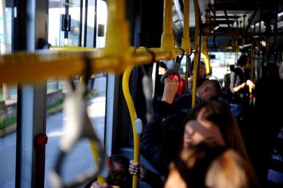  CAXIAS DO SUL, RS, BRASIL, 25/05/2018A cada dois dias, uma pessoa cai em ônibus. Saiba como se prevenir.Imagens feitas no terminal da floresta até a rua Júlio de Castilho com a Sinimbu.(Lucas Amorelli/Agência RBS)