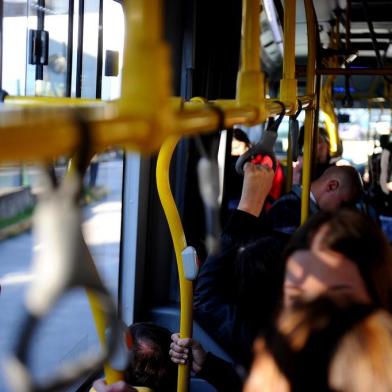  CAXIAS DO SUL, RS, BRASIL, 25/05/2018A cada dois dias, uma pessoa cai em ônibus. Saiba como se prevenir.Imagens feitas no terminal da floresta até a rua Júlio de Castilho com a Sinimbu.(Lucas Amorelli/Agência RBS)