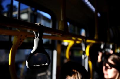  CAXIAS DO SUL, RS, BRASIL, 25/05/2018A cada dois dias, uma pessoa cai em ônibus. Saiba como se prevenir.Imagens feitas no terminal da floresta até a rua Júlio de Castilho com a Sinimbu.(Lucas Amorelli/Agência RBS)