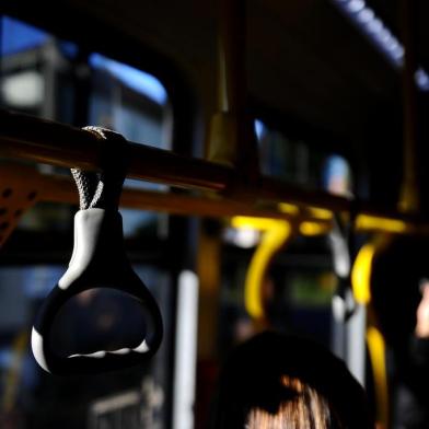  CAXIAS DO SUL, RS, BRASIL, 25/05/2018A cada dois dias, uma pessoa cai em ônibus. Saiba como se prevenir.Imagens feitas no terminal da floresta até a rua Júlio de Castilho com a Sinimbu.(Lucas Amorelli/Agência RBS)