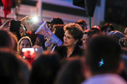 LULA-VISITAPR - LULA-VISITA - POLÍTICA - Dilma Roussef visita Lula na carceragem da Polícia Federal, em Curitiba, e fala à militância que permanece em vigília desde a prisão do ex-presidente. 31/05/2018 - Foto: THEO MARQUES/FRAMEPHOTO/FRAMEPHOTO/ESTADÃO CONTEÚDOEditoria: POLÍTICALocal: CURITIBAIndexador: THEO MARQUESFonte: FRAMEPHOTOFotógrafo: FRAMEPHOTO