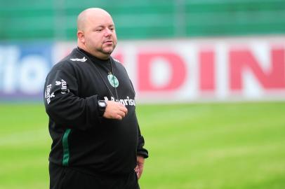  CAXIAS DO SUL, RS, BRASIL, 31/05/2018. Treino do Juventude no estádio Alfredo Jaconi. O Ju está disputando a série B do Campeonato Brasileiro. Na foto, técnico Julinho Camargo. (Porthus Junior/Agência RBS)