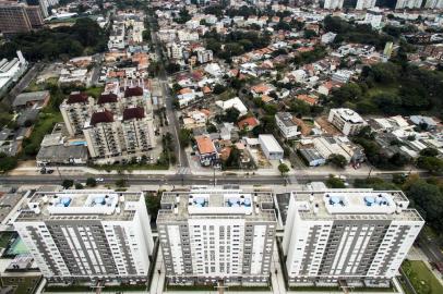  PORTO ALEGRE, RS, BRASIL, 31-05-2018: Prédios na avenida Assis Brasil, na zona norte de Porto Alegre. Revisão do Plano Diretor de Porto Alegre, 10 anos depois de sancionado. (Foto: Mateus Bruxel / Agência RBS)