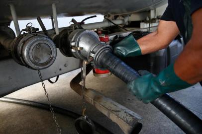  FLORIANÓPOLIS, SC, BRASIL, 30-05-2018: Posto de Gasolina do Galo na rua Almirante Lamego recebendo Gasolina.