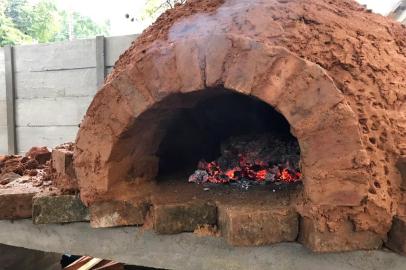 Oficina ensina a fazer um forno de barro