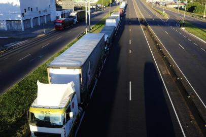  OSÓRIO, RS, BRASIL, 24-05-2018. Rodovias do RS no quarto dia de greve dos caminhoneiros. Categoria protesta contra o aumento no preço de combustíveis por todo o país (RONALDO BERNARDI/AGÊNCIA RBS)