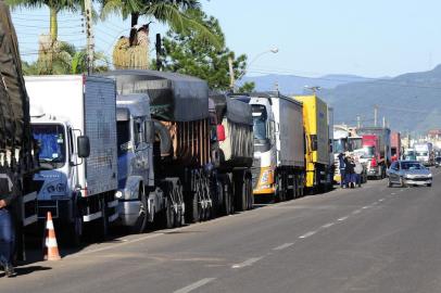  TRÊS CACHOEIRAS, RS, BRASIL, 24-05-2018. Rodovias do RS no quarto dia de greve dos caminhoneiros. Categoria protesta contra o aumento no preço de combustíveis por todo o país (RONALDO BERNARDI/AGÊNCIA RBS)