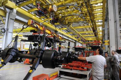  Imprensa Visita Empresas Randon. Jornalistas visitam produção de carretas da Randon.