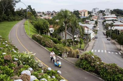  CARLOS BARBOSA, RS, BRASIL, 24-04-2018: Andreia Villa, 40 anos, passeia com o filho Lorenzo, 3, por via para pedestres e ciclistas em Carlos Barbosa, na Serra Gaúcha. O município lidera ranking de desenvolvimento no Rio Grande do Sul, conforme o Índice de Desenvolvimento Socioeconômico (Idese), referente ao ano de 2015, divulgado pela Fundação de Economia e Estatística (FEE). O Idese avalia a situação socioeconômica dos municípios gaúchos quanto à educação, à renda e à saúde, considerando aspectos quantitativos e qualitativos do processo de desenvolvimento. (Foto: Mateus Bruxel / Agência RBS)