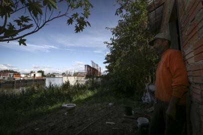  PORTO ALEGRE, RS, BRASIL, 21/05/2018:  Nova ponte do Guaíba avança sobre Ilha Grande dos Marinheiros. Gíneo Jumier da Silva, 57 anos, mora bem abaixo de um dos pilares da obra. (FOTOGRAFO: CARLOS MACEDO / AGENCIA RBS)Indexador: Carlos Macedo