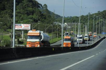  JOINVILLE,SC,BRASIL,25-08-2018.Greve dos Caminhoneiros.Impacto na economia da cidade.Escolta do exercito e policia federal para caminhões de combustível e gás.(Foto:salmo Duarte/A Notícia)