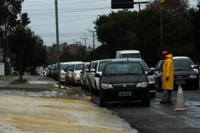  CAXIAS DO SUL, RS, BRASIL, 01/06/2018. Abastecimento de veículos a gasolina nos postos de combustíveis de Caxias, depois do fim da greve dos caminhoneiros. Alguns lugares, como o posto Capoani da Rua Jacob Luchesi, o posto Fernandes / Petrobrás da Rua Jacob Luchesi e o posto SIM da Rua Luiz Covolan estavam fechados e sem combustíveis. Já o posto Comboio (na foto) da Avenida Rubem Bento Alves, no Cinquentenário, liberava o abastecimento a qualquer quantidade. (Diogo Sallaberry/Agência RBS)