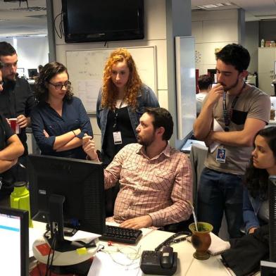  PORTO ALEGRE, RS, BRASIL - 30/05/2018 - Equipe que trabalhou na força-tarefa para conferir quais postos tinham combustível na cidade. Na foto, Eduardo Rosa, Marcelo Carollo, Valeska Linauer, Kamylla Pereira, Rodrigo Muzell, Felipe Goldenberg e Isadora Braga (da esq para a dir). (Carlos Etchichury/Agência RBS)