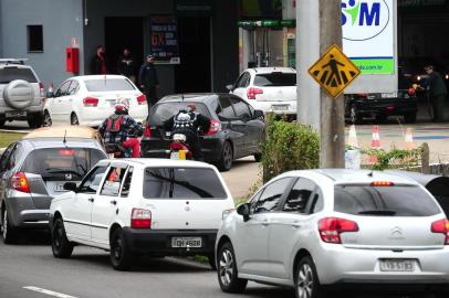  CAXIAS DO SUL, RS, BRASIL, 02/06/2018. Blitz em postos de combustíveis de Caxias: de seis postos, dois estavam abastecendo na tarde deste sábado (como o Posto SIM da Rua Ludovico Cavinato, na foto). Nas revendas de gás, placas avisavam da falta do produto. (Diogo Sallaberry/Agência RBS)