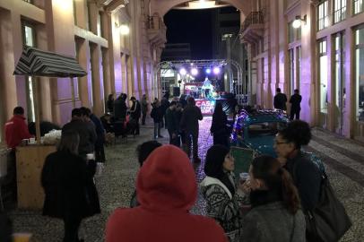 Um dos espaços mais fotografados da Casa de Cultura Mario Quintana (CCMQ), a Travessa dos Cataventos vai virar palco de atrações culturais. Neste sábado, a partir das 18h, ocorre a primeira edição do Casa Expandida, evento inspirado em movimentos culturais que incentivam a ocupação de lugares públicos à noite. Idealizado pelo diretor da CCMQ, Jessé Oliveira, o projeto vai se repetir no primeiro sábado de cada mês.