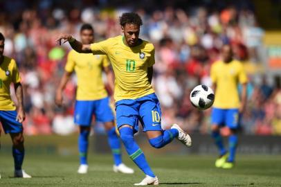  Brazils striker Neymar controls the ball during the International friendly football match between Brazil and Croatia at Anfield in Liverpool on June 3, 2018. / AFP PHOTO / Oli SCARFFEditoria: SPOLocal: LiverpoolIndexador: OLI SCARFFSecao: soccerFonte: AFPFotógrafo: STR