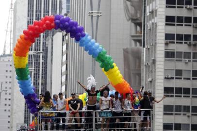  Revelers take part in the 22nd Gay Pride Parade, in Sao Paulo, Brazil on June 03, 2018. / AFP PHOTO / Miguel SCHINCARIOLEditoria: SOILocal: Sao PauloIndexador: MIGUEL SCHINCARIOLSecao: gays and lesbiansFonte: AFPFotógrafo: STR