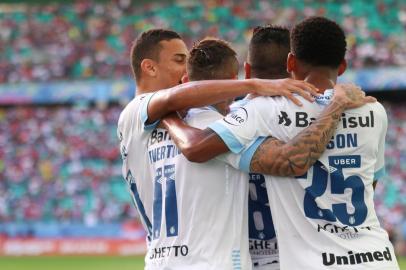 BAHIA X GRÊMIOBA - BAHIA/GRÊMIO - ESPORTES - Jogadores do Gremio comemorando gol durante jogo entre Bahia x Grêmio, realizado neste domingo (03) em jogo válido pela 9ª rodada do Campeonato Brasileiro. Na Arena Fonte Nova, em Salvador, BA. 03/06/2018 - Foto: TIAGO CALDAS/FOTOARENA/FOTOARENA/ESTADÃO CONTEÚDOEditoria: ESPORTESLocal: SALVADORIndexador: TIAGO CALDASFonte: 1544850Fotógrafo: FOTOARENA