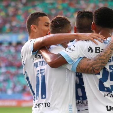 BAHIA X GRÊMIOBA - BAHIA/GRÊMIO - ESPORTES - Jogadores do Gremio comemorando gol durante jogo entre Bahia x Grêmio, realizado neste domingo (03) em jogo válido pela 9ª rodada do Campeonato Brasileiro. Na Arena Fonte Nova, em Salvador, BA. 03/06/2018 - Foto: TIAGO CALDAS/FOTOARENA/FOTOARENA/ESTADÃO CONTEÚDOEditoria: ESPORTESLocal: SALVADORIndexador: TIAGO CALDASFonte: 1544850Fotógrafo: FOTOARENA