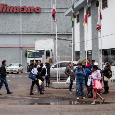  LAJEADO, RS, BRASIL. 02/06/2018. Funcionários chegam para o trabalho no frigorífico Minuano, em Lajeado. (Foto: Caco Konzen/Especial)